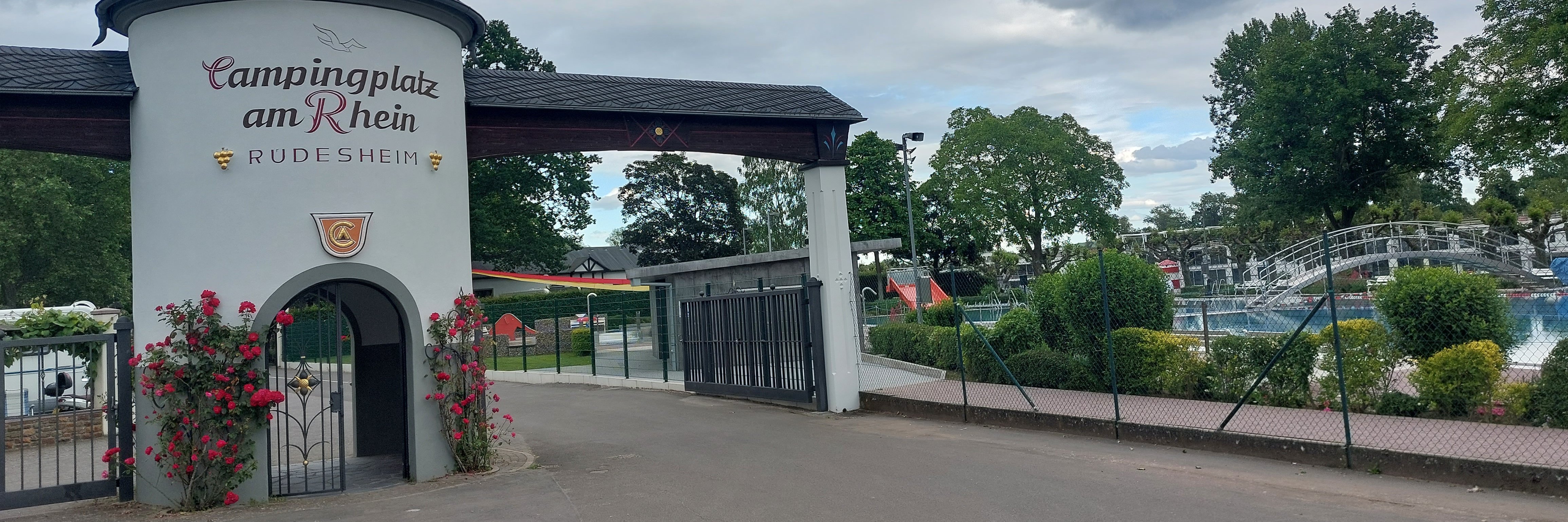 Durch das große Einfahrtstor erreicht man den am Rhein gelegenen Campingplatz in Rüdesheim.