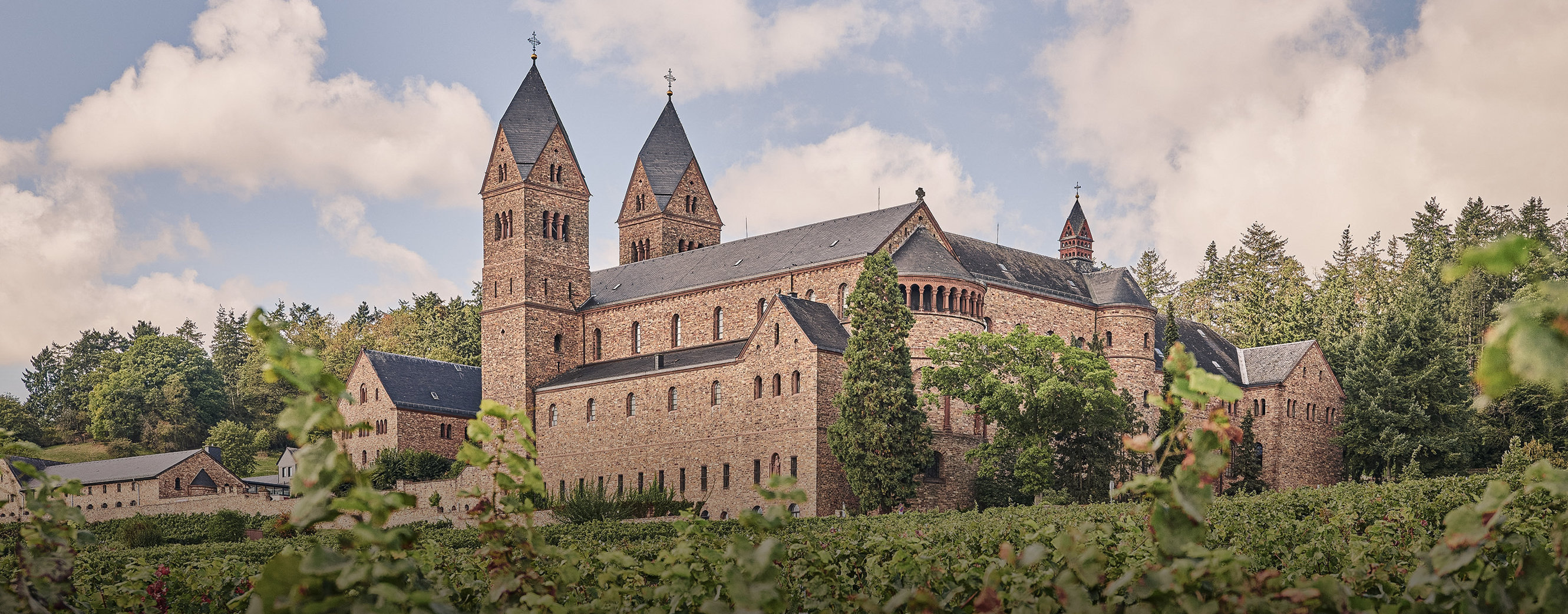 Das große Kloster Abtei St. Hildegard liegt inmitten der Weinberge.