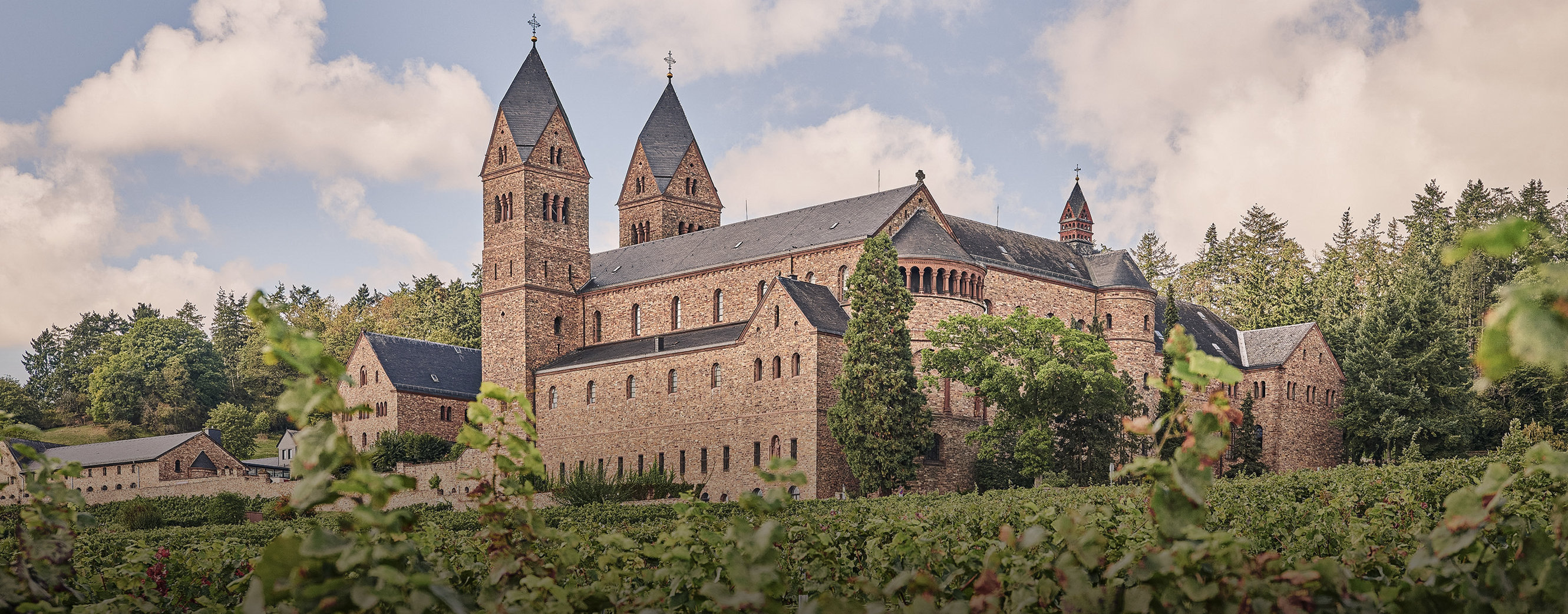 Das große Kloster Abtei St. Hildegard liegt inmitten der Weinberge.