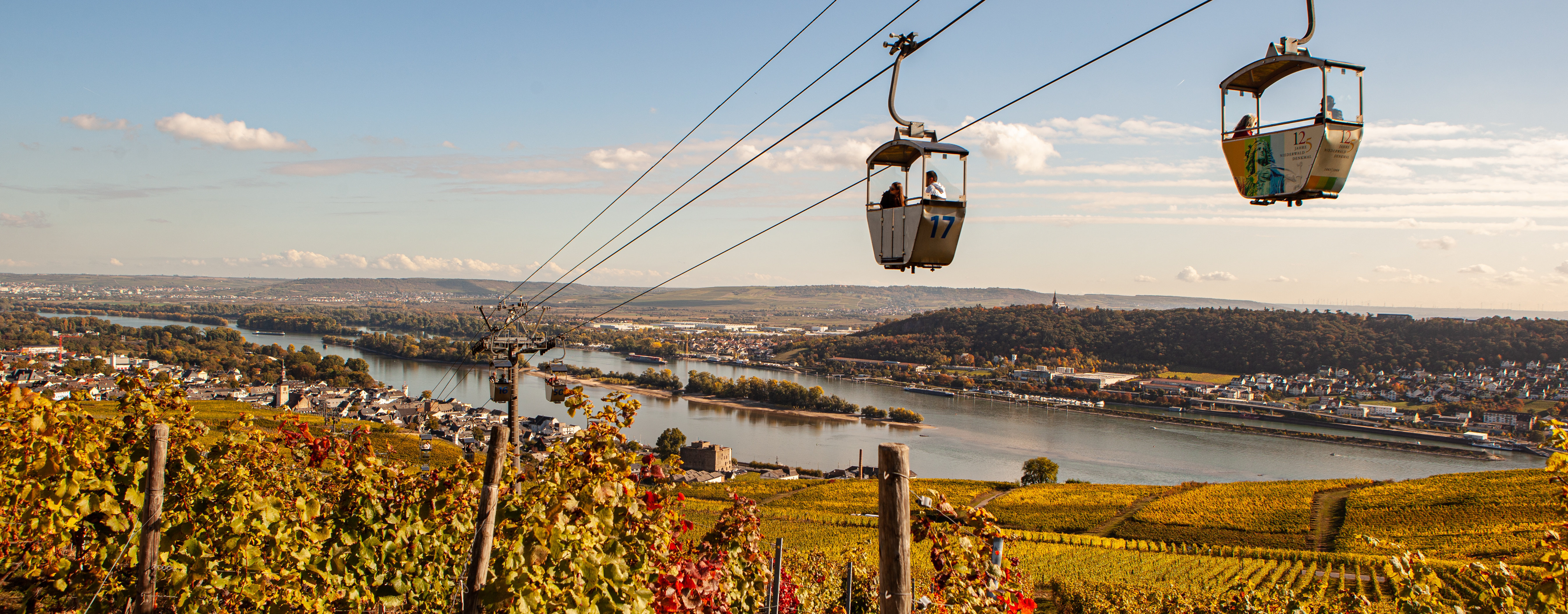 Gondelfahrt im Herbst Die Gondel der Seilbahn schweben über den goldgelb gefärbten Herbstlaub.