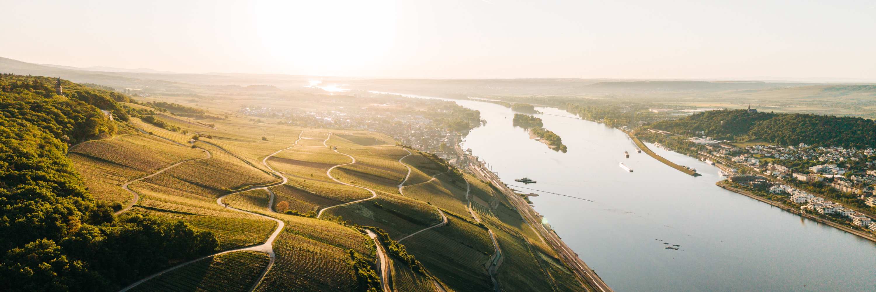 Drohnenaufnahmen auf Rüdesheim am Rhein, das Niederwalddenkmal, den Rheinverlauf von Ost nach West und der Weite der Weinberge