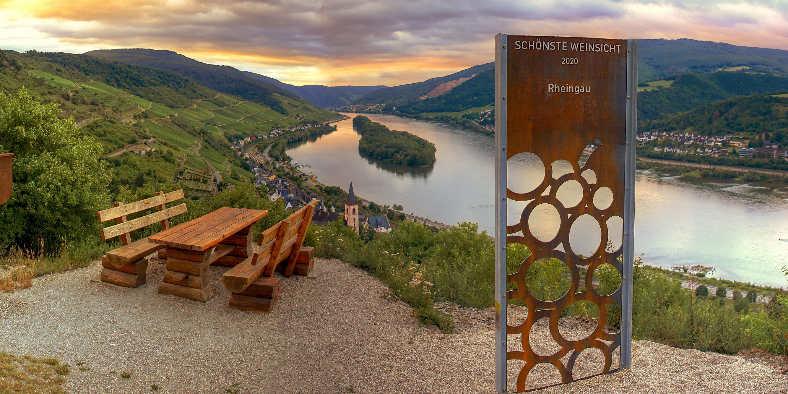 Bei Sonnenuntergang blickt man an der schönsten Weinsicht in Lorch ins Tal und auf den Rhein. Eine Ruheplatz lädt zum Verweilen ein.