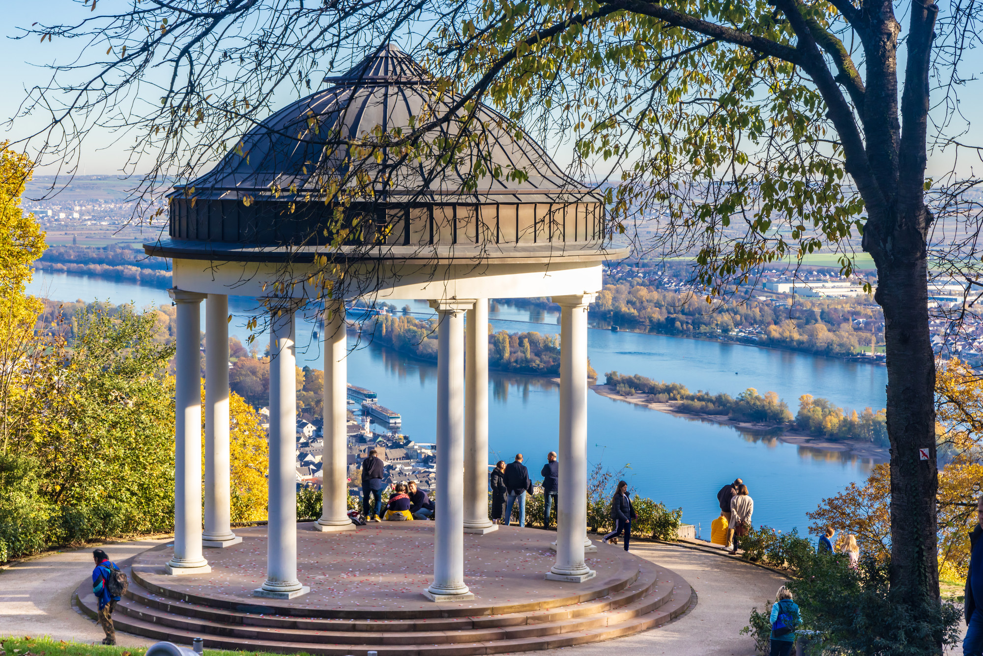 Rüdesheim im November Sicht auf den Niederwald-Tempel im November. Im Hintergrund sieht man die Stadt Rüdesheim und den Rhein.