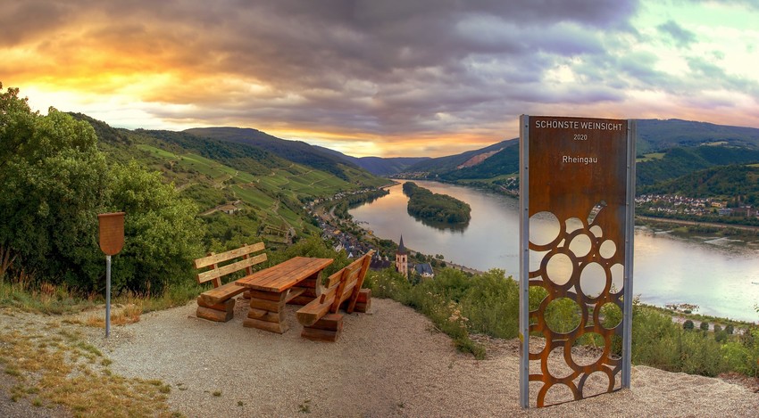 Bei Sonnenuntergang blickt man an der schönsten Weinsicht in Lorch ins Tal und auf den Rhein. Eine Ruheplatz lädt zum Verweilen ein.