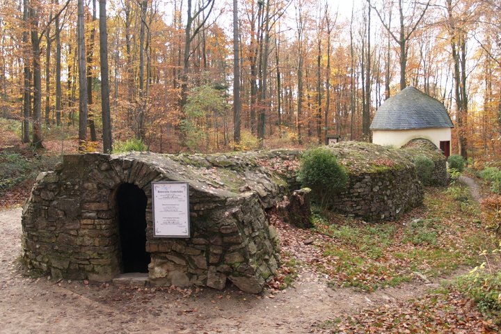 Eingang zur Zauberhöhle mit ihrem gewundenen Gang bis zur Rotunde