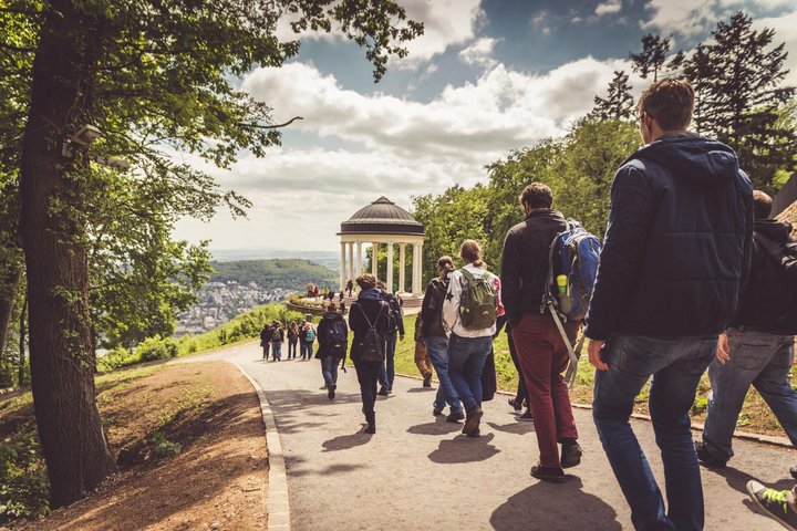 Wanderer am Tempel