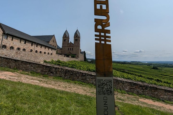 Gude Blick an der Abtei St. Hildegard mit QR-Code