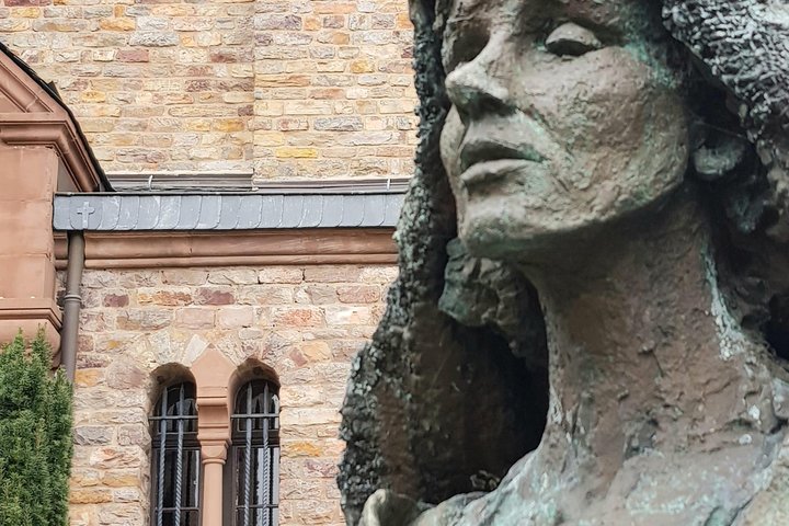 Statue Hildegard von Bingen