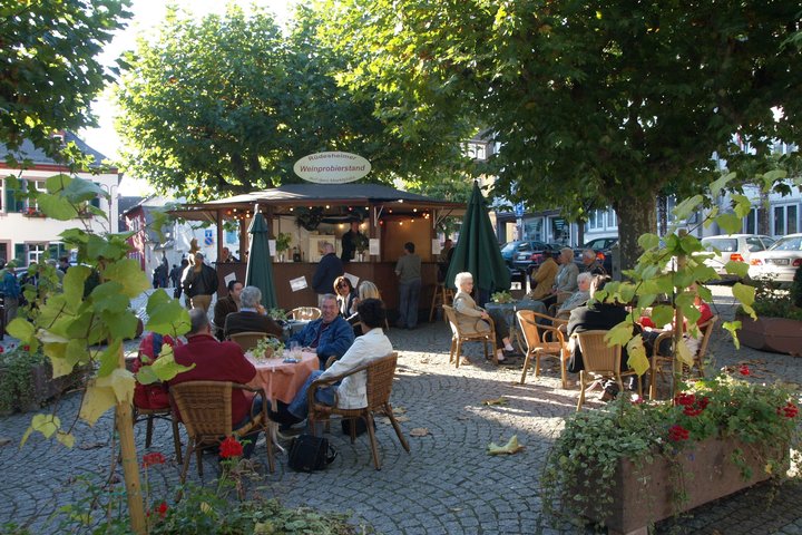 Weinprobierstand am Marktplatz