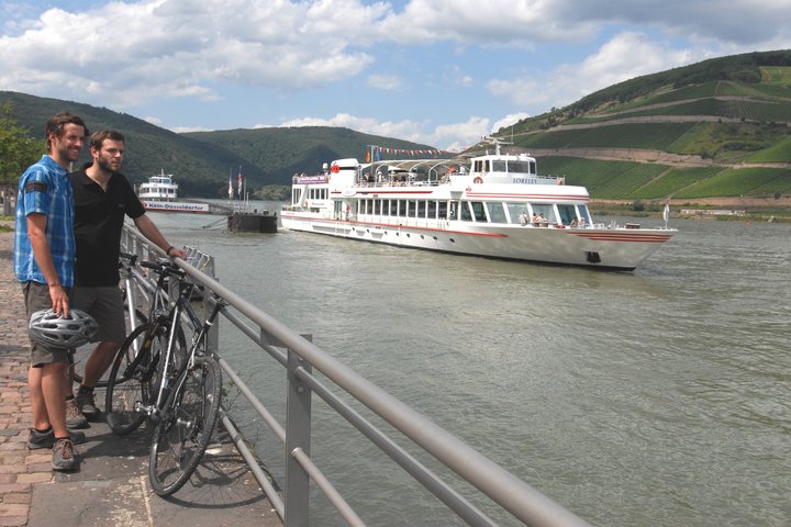 Binger Kulturufer mit Blick auf die Rüdesheimer Weinhänge