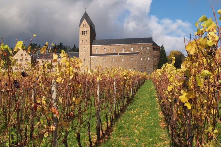 Abtei St. Hildegard im Herbst